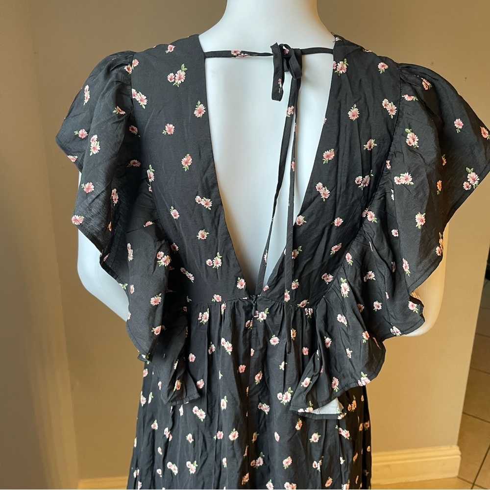 Floral Butterfly-Sleeve Maxi Dress
Size Medium
New
Brand is Forever 21 - Picture 10 of 14